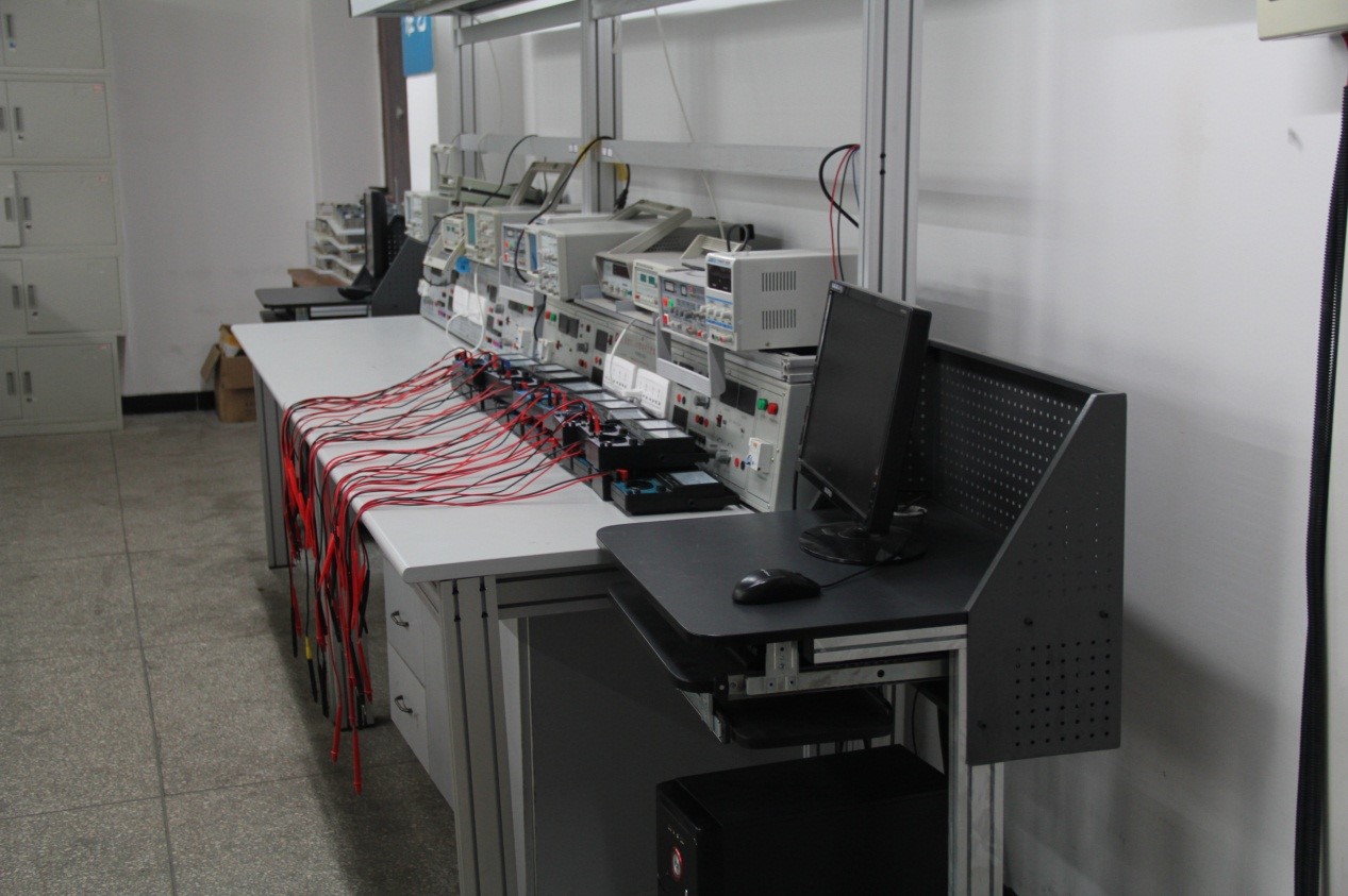 電子工藝創(chuàng)新實(shí)訓(xùn)室--亞龍 YL-13 5A 示波器、萬用表、電腦等
